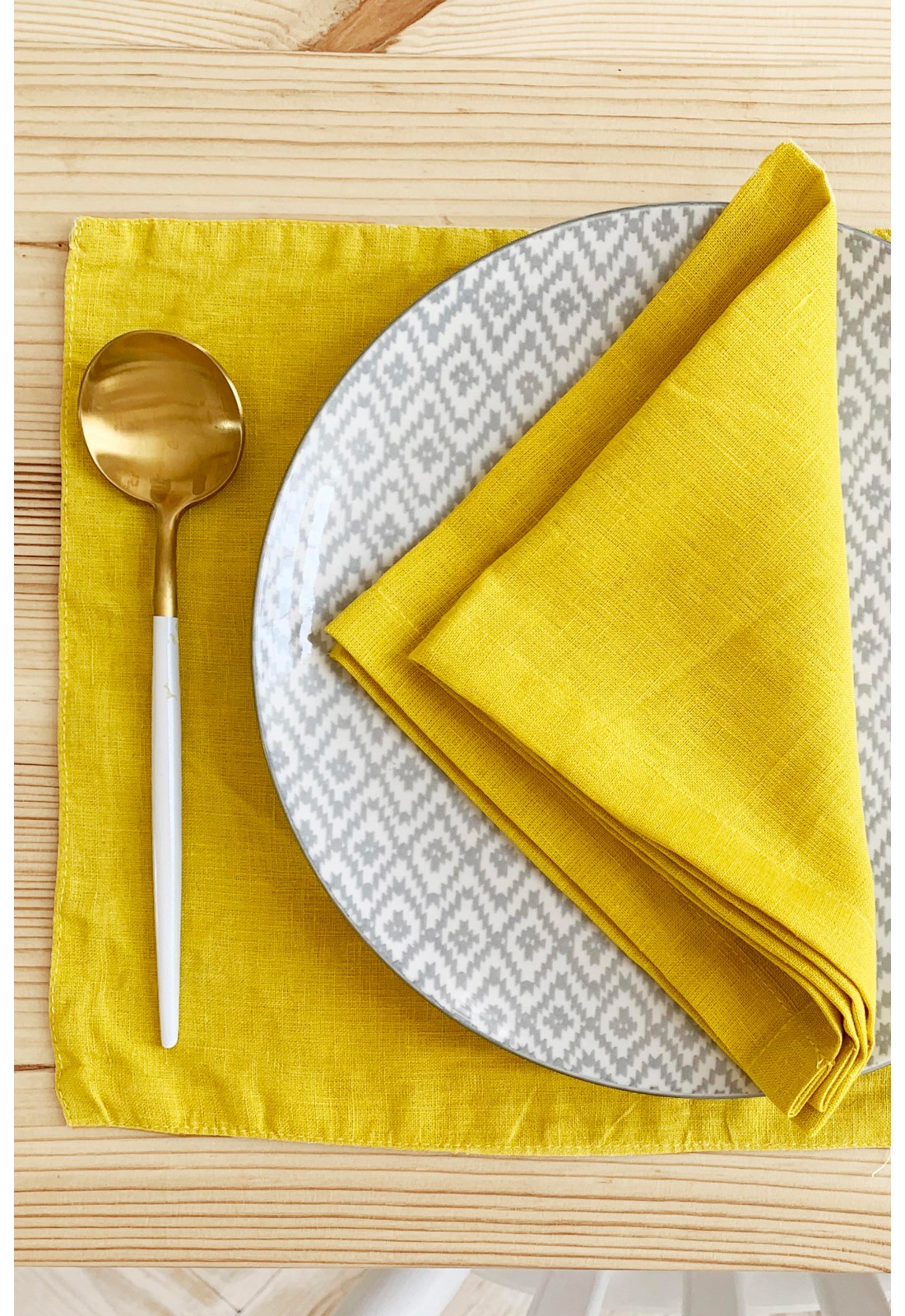 https://www.touchablelinen.com/image/cache/catalog/products/19/Linen-napkins-in-yellow-8-1100x1600.jpg